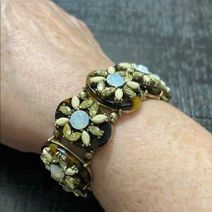 Elegant NWOT Floral Stretch Bracelet with Gold Tone and Cream Accents!